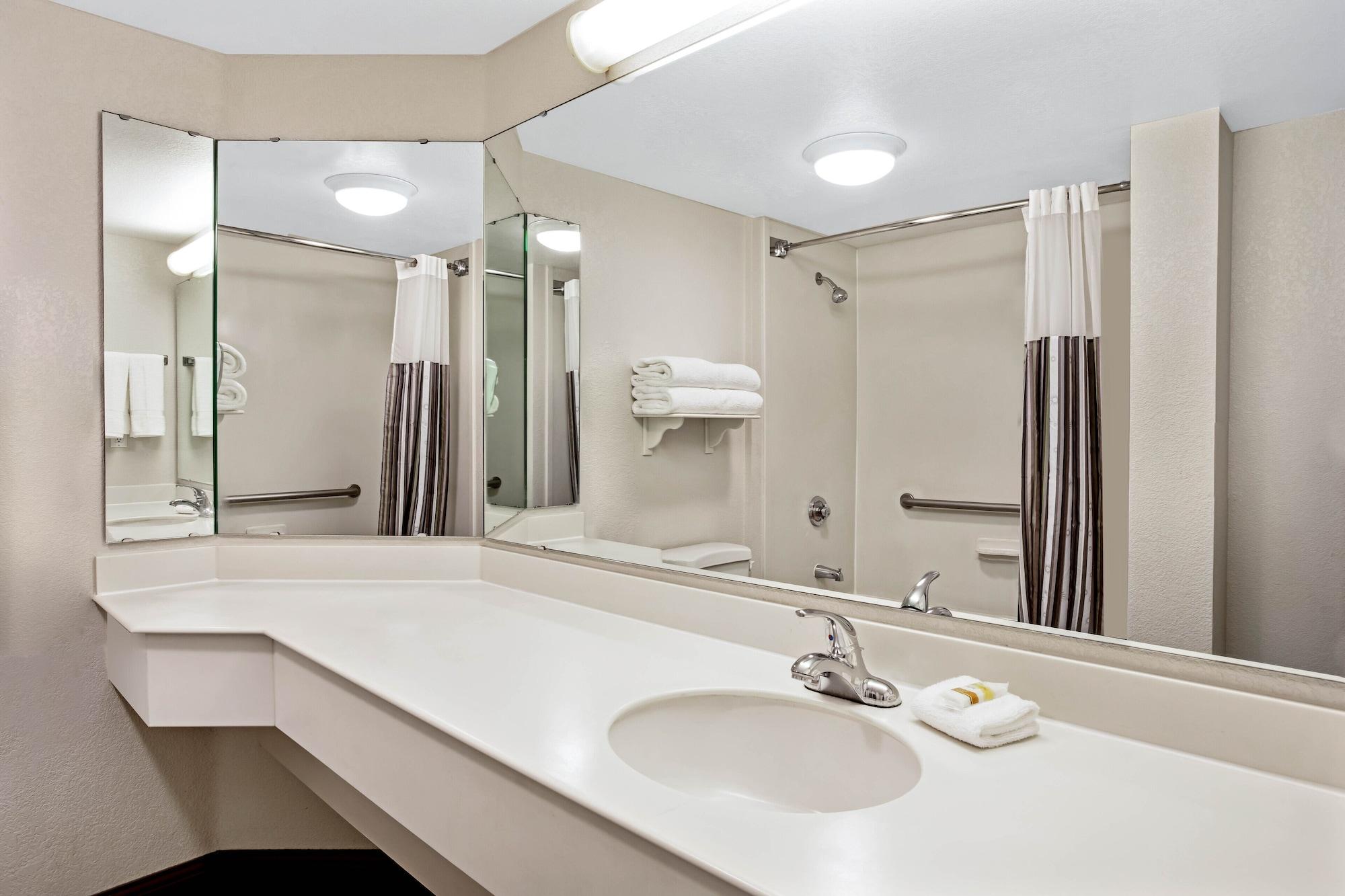 La Quinta By Wyndham Indianapolis Airport Plainfield Hotel Exterior photo