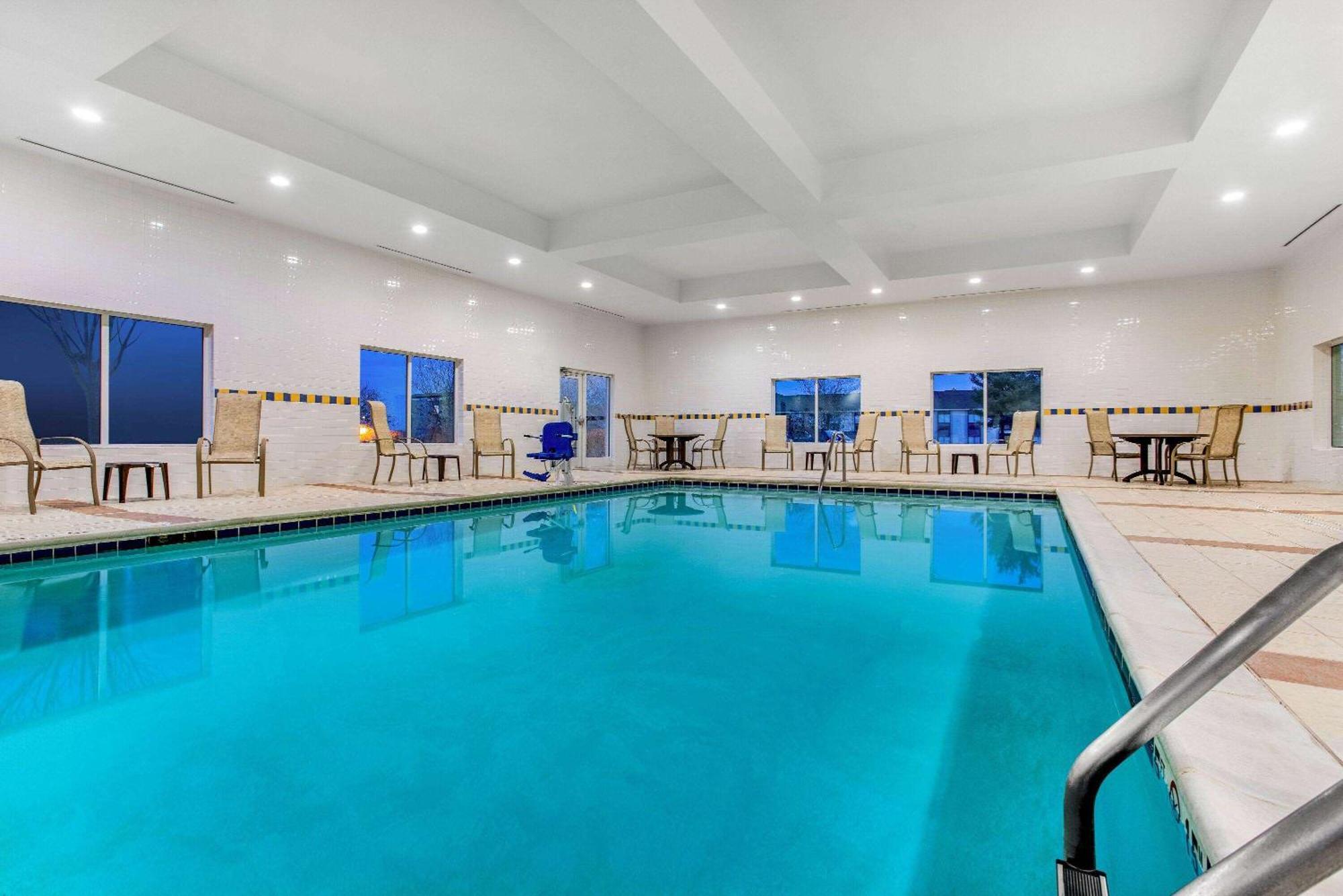 La Quinta By Wyndham Indianapolis Airport Plainfield Hotel Exterior photo